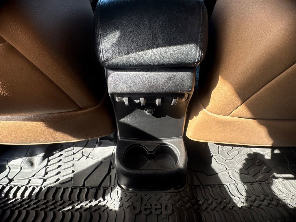 Used 2013 Jeep Wrangler Unlimited Sahara image 11