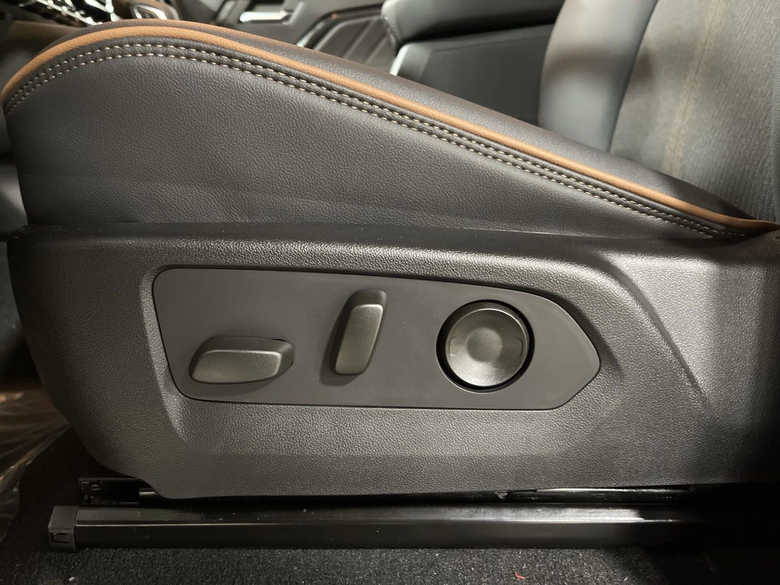 Used 2024 GMC Canyon AT4 w/ Technology Package image 14