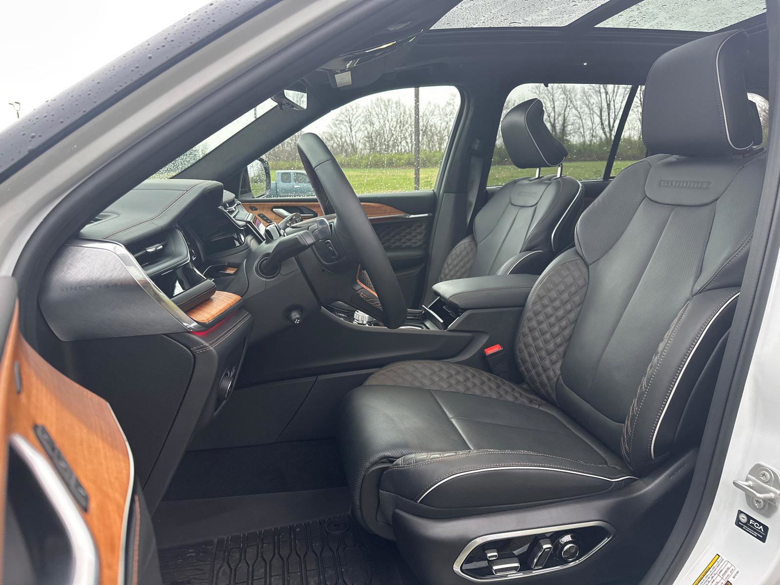 Used 2025 Jeep Grand Cherokee Summit image 3