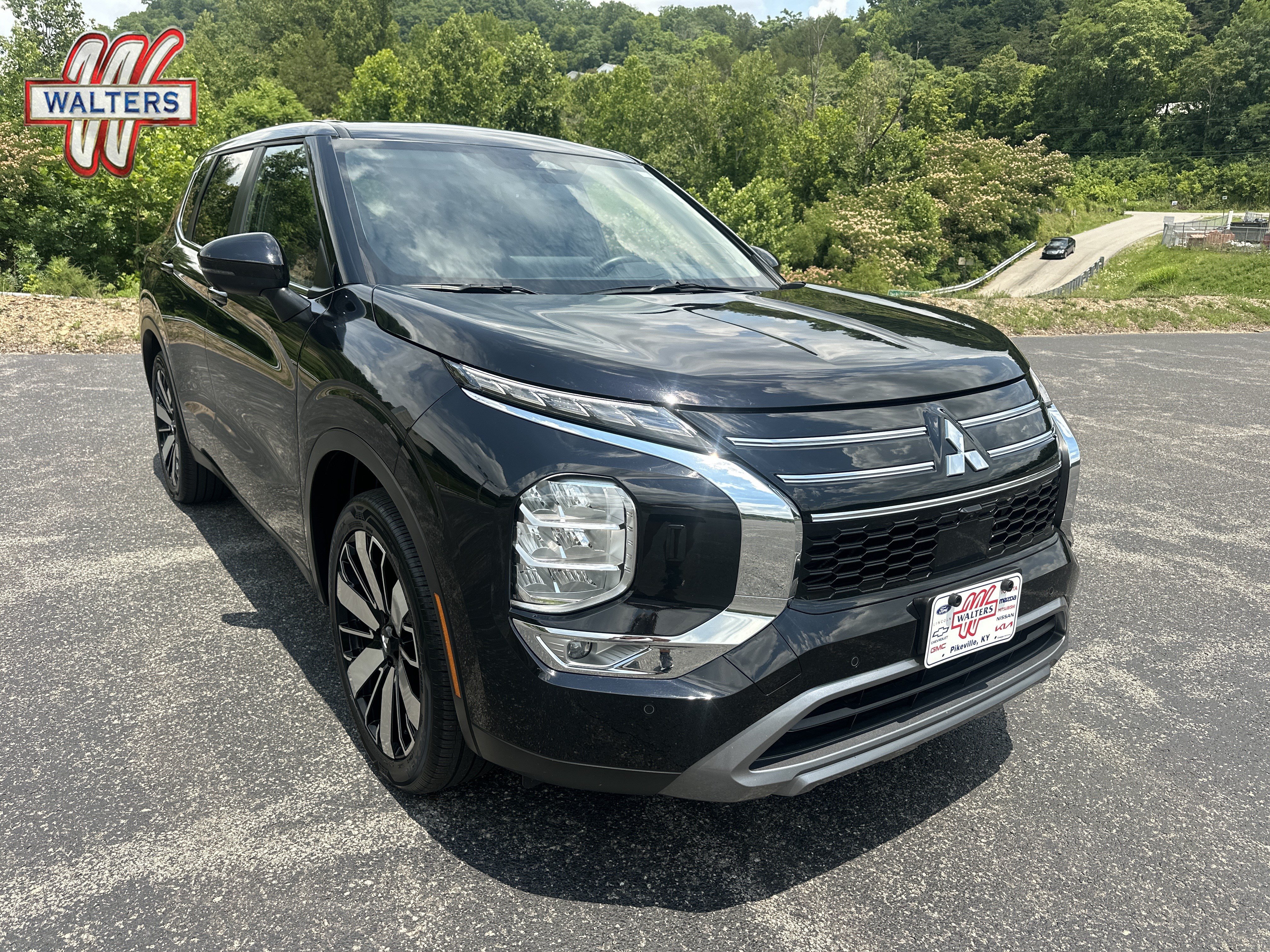 Used 2025 Mitsubishi Outlander SE AWD/4WD image 1