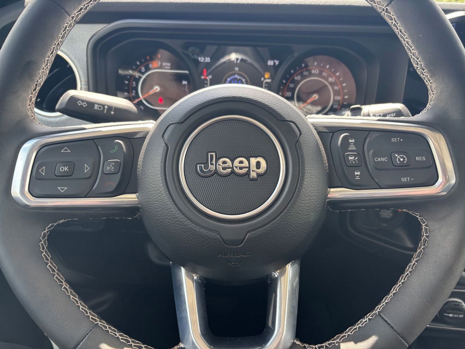 Used 2025 Jeep Wrangler Sahara image 25