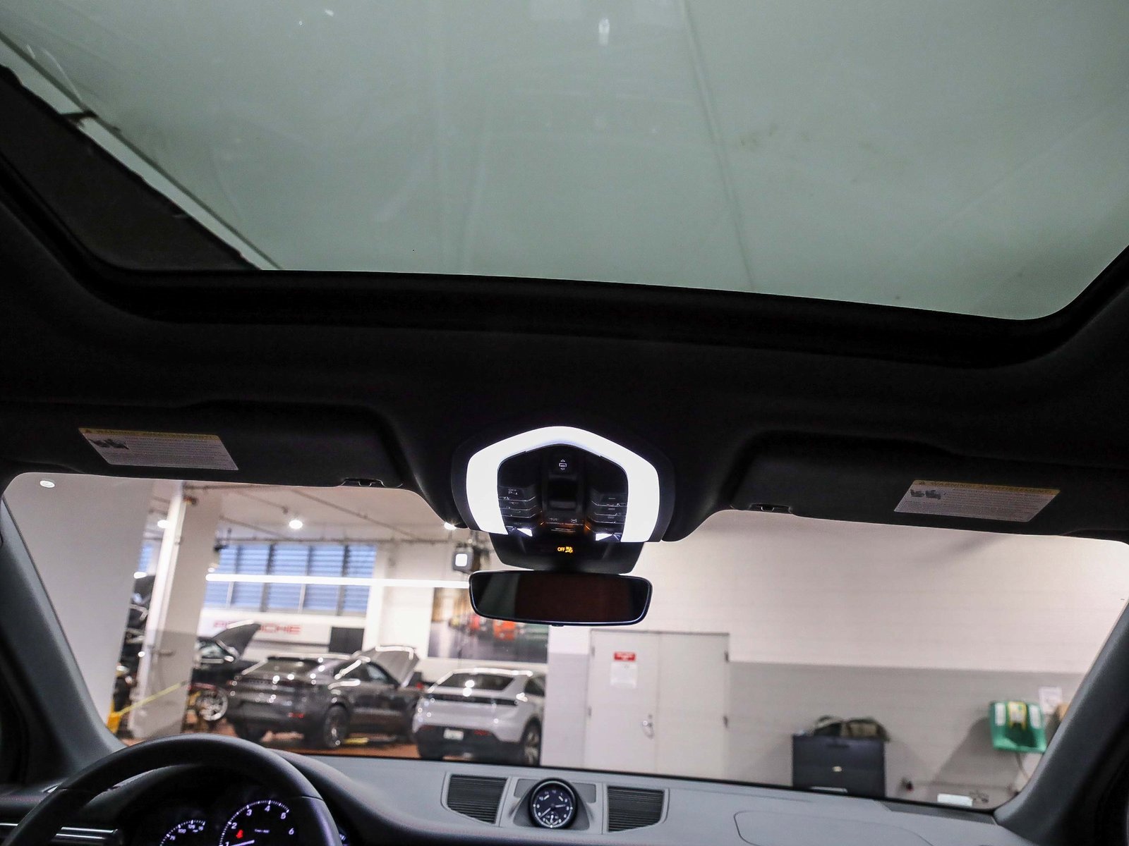 Used 2025 Porsche Macan image 21