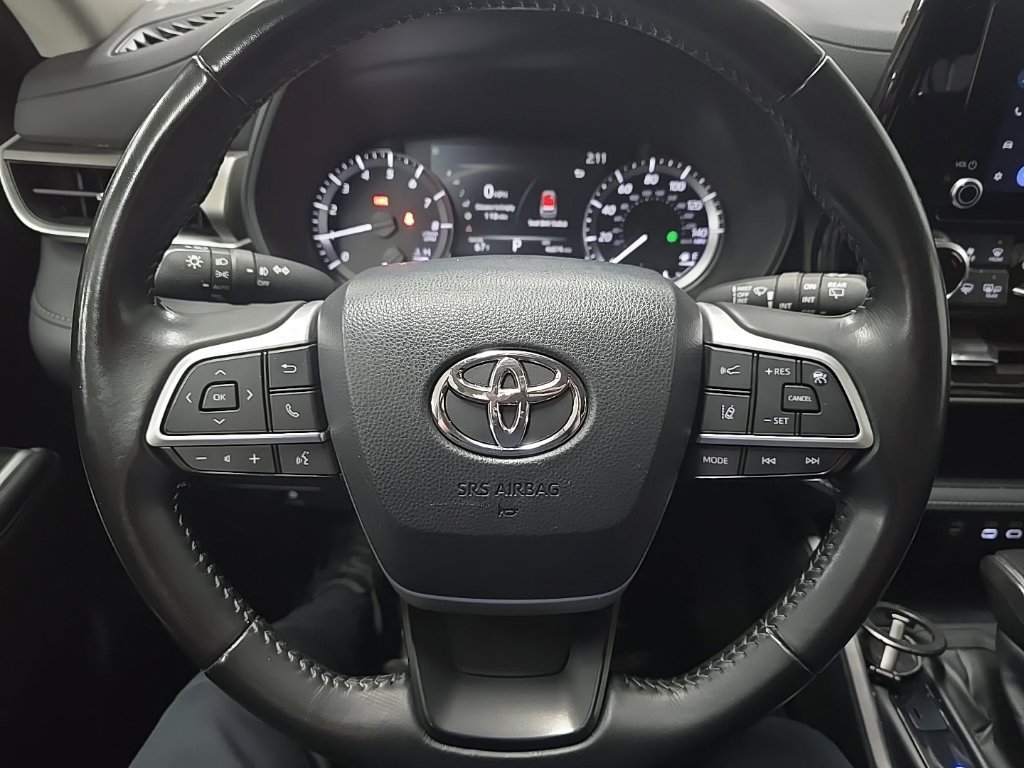 Used 2023 Toyota Highlander LE AWD/4WD image 18