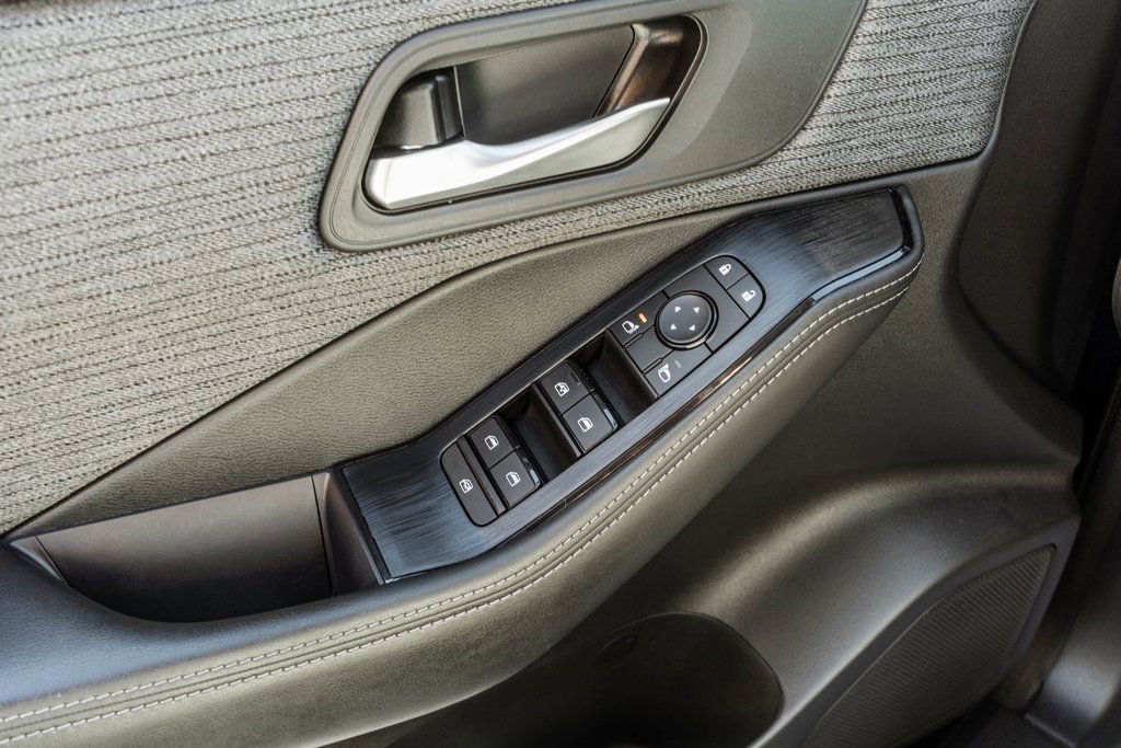 Used 2021 Nissan Rogue SV image 15