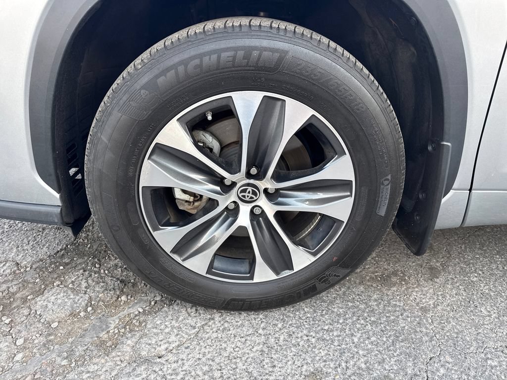 Used 2023 Toyota Highlander XLE AWD/4WD image 26