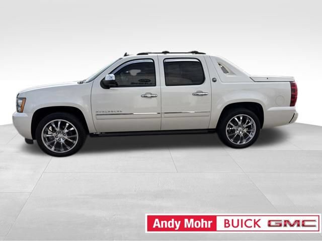 Used 2013 Chevrolet Avalanche LTZ RWD image 6