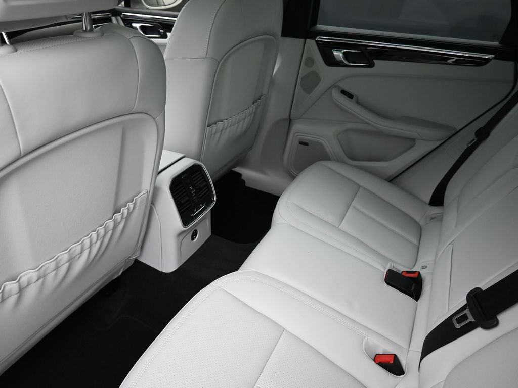 Certified 2025 Porsche Macan AWD/4WD image 22