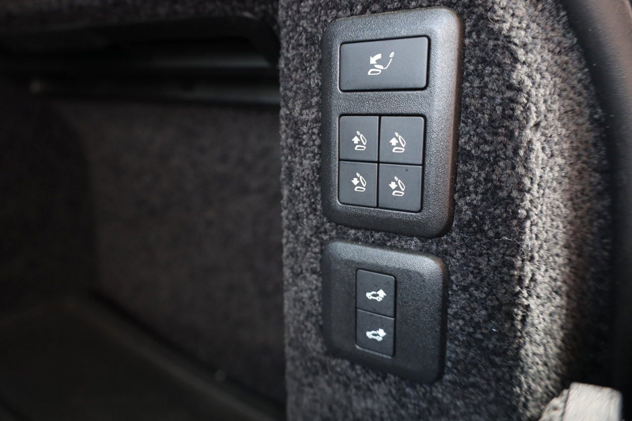 Used 2020 Land Rover Range Rover SV Autobiography Dynamic image 32