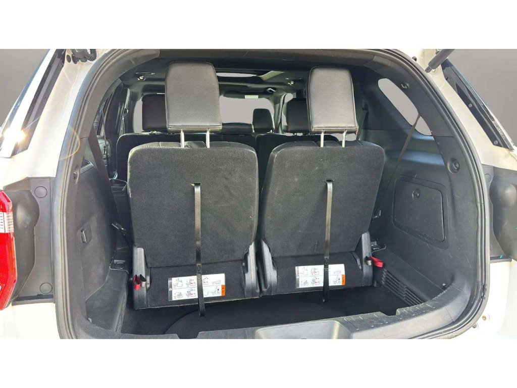 Used 2018 Ford Explorer XLT w/ Equipment Group 202A image 9