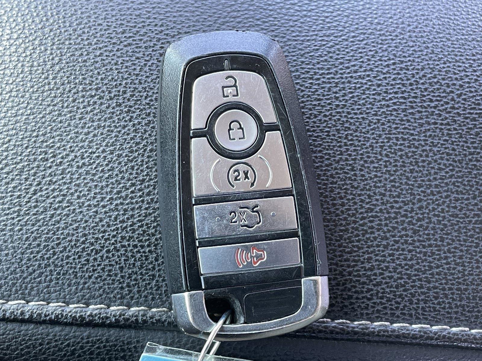 Used 2020 Ford Fusion SEL image 23