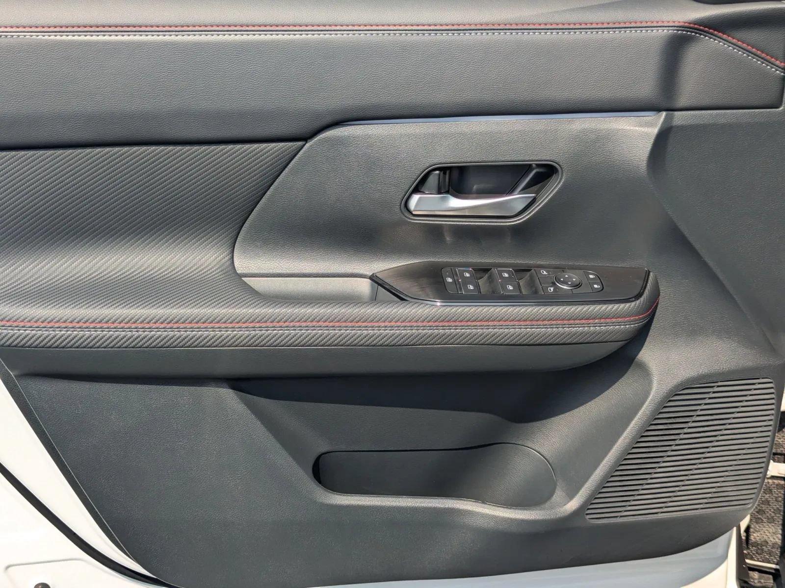 Used 2025 Nissan Kicks SR w/ SR Premium Package FWD image 10