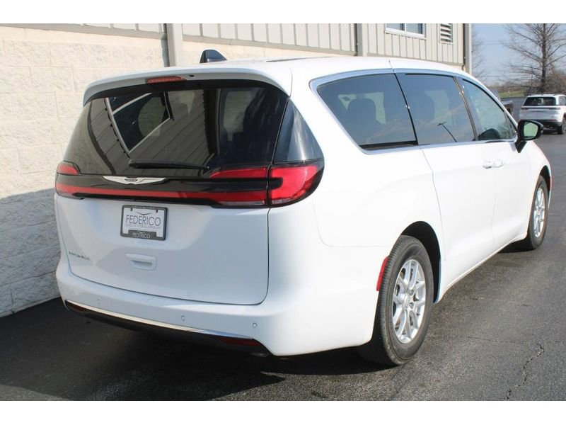 Used 2025 Chrysler Pacifica Select FWD image 3