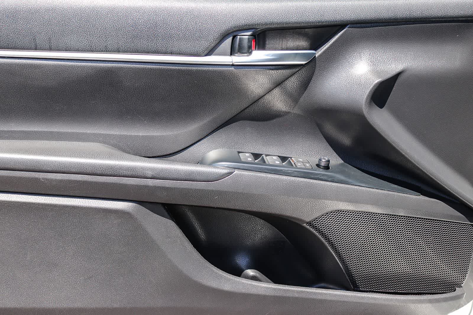 Used 2020 Toyota Camry SE FWD image 19