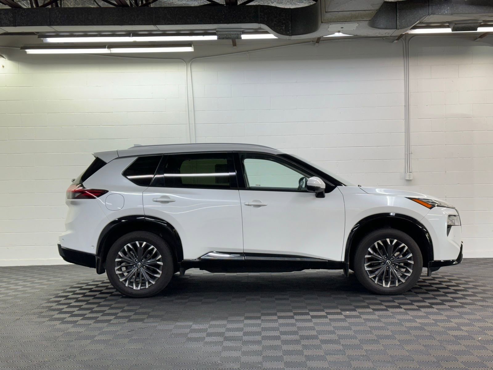 Used 2024 Nissan Rogue Platinum w/ Platinum Premium Package image 4