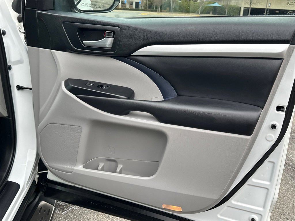 Used 2019 Toyota Highlander XLE image 17