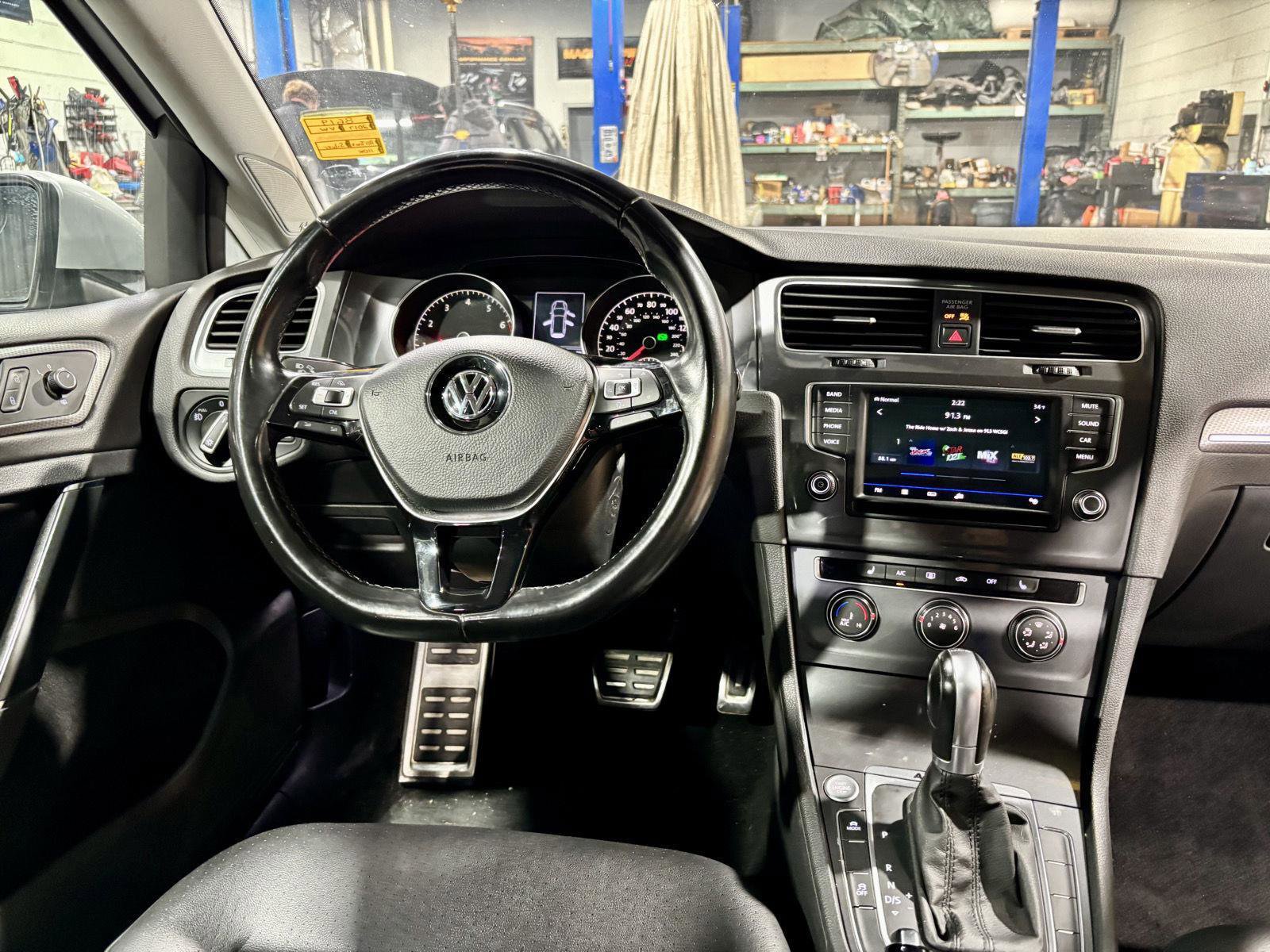 Used 2017 Volkswagen Golf Alltrack SE image 3