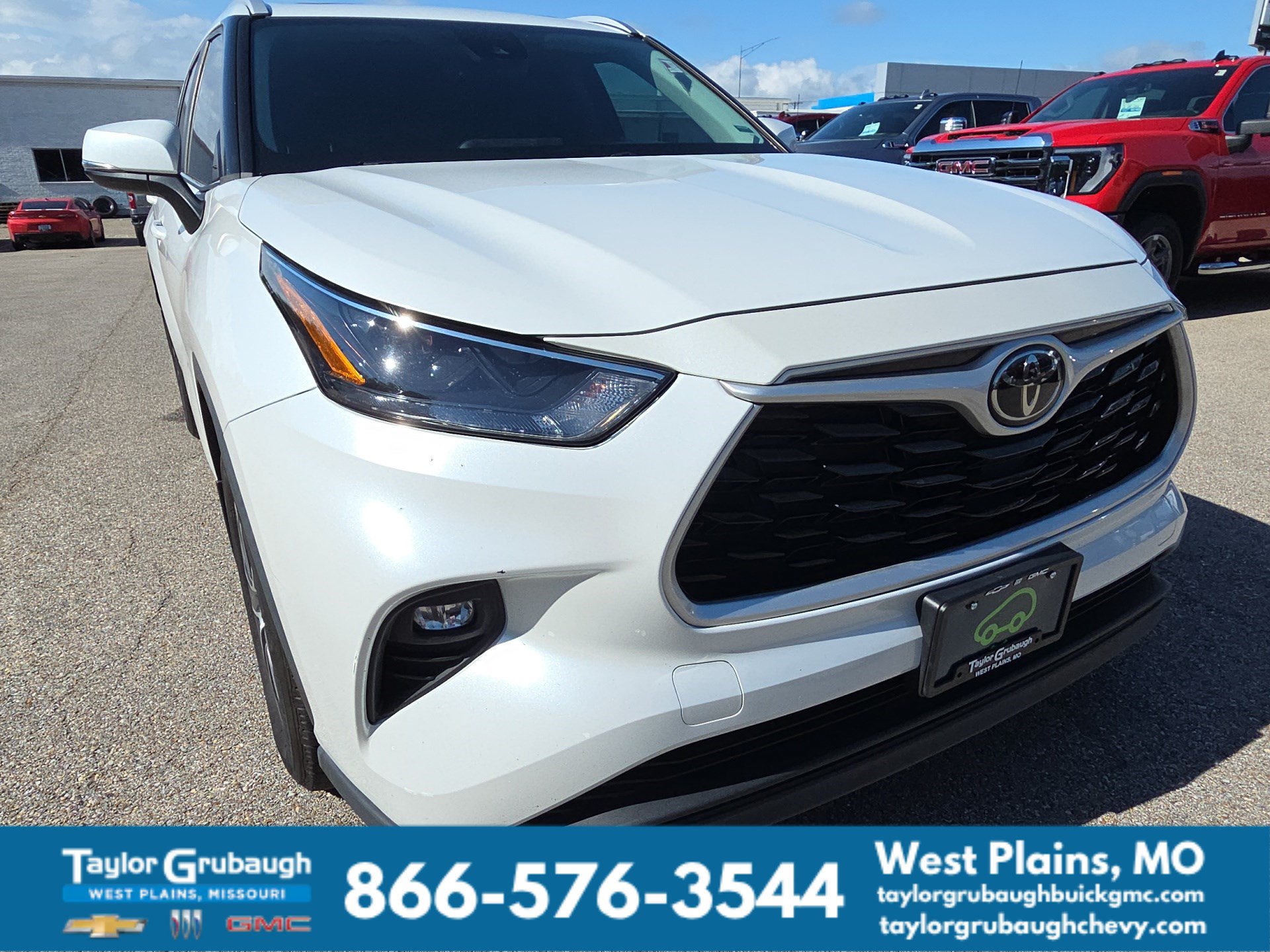 Used 2023 Toyota Highlander XLE AWD/4WD image 11