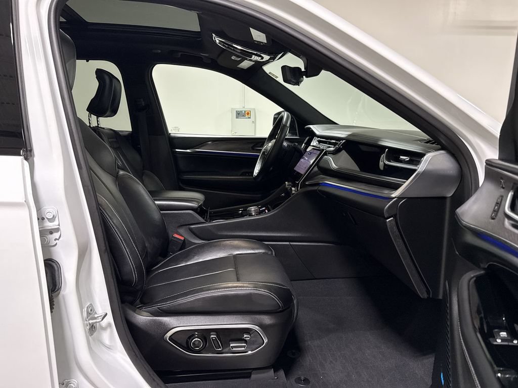 Used 2022 Jeep Grand Cherokee Overland w/ Luxury Tech Group IV AWD/4WD image 23