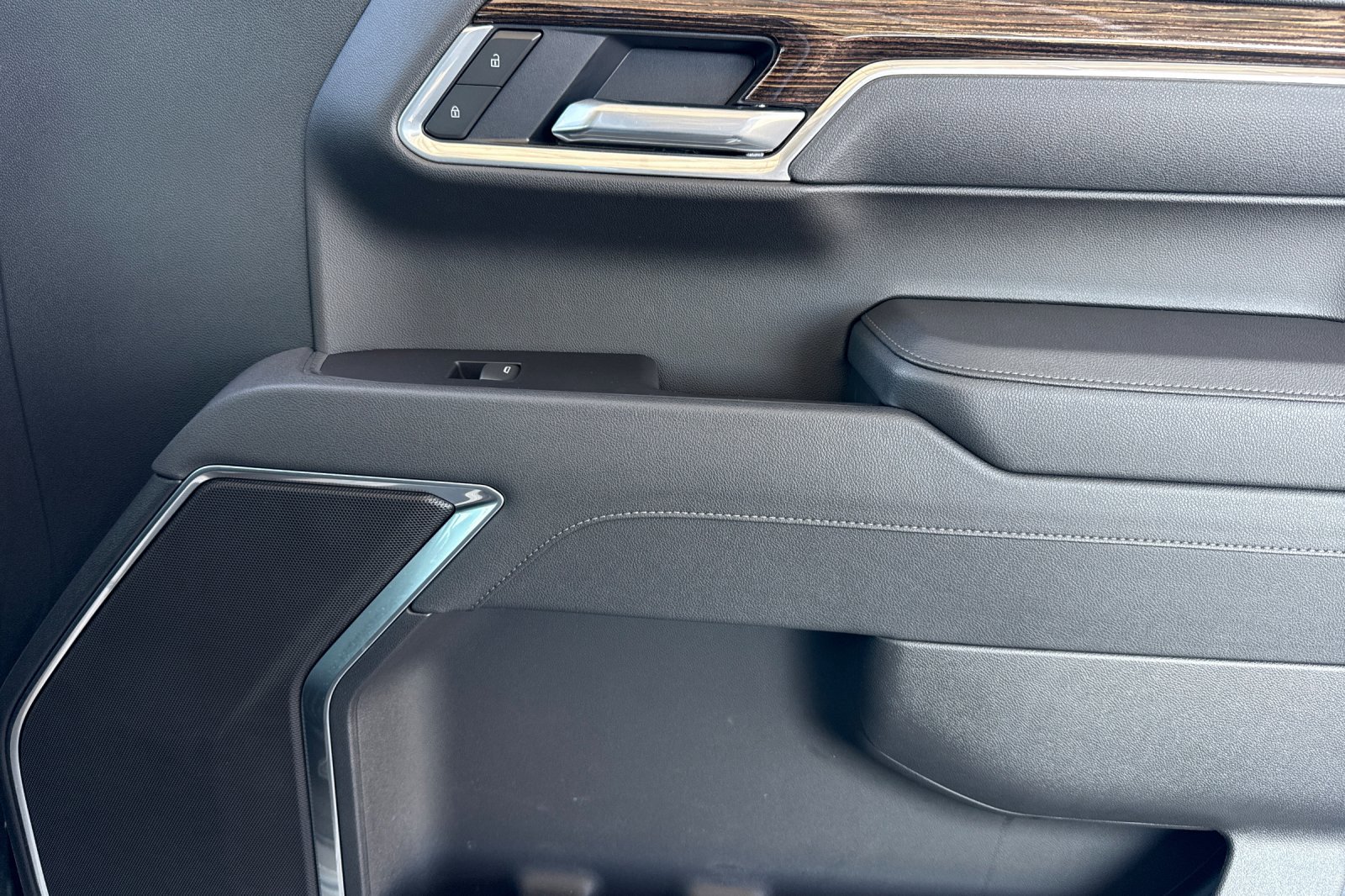 Used 2025 GMC Sierra 1500 Elevation image 21