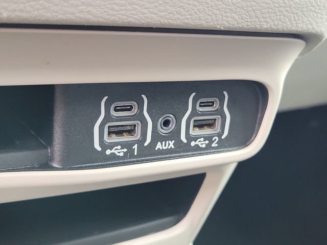 Used 2023 Chrysler Pacifica Touring-L FWD image 34