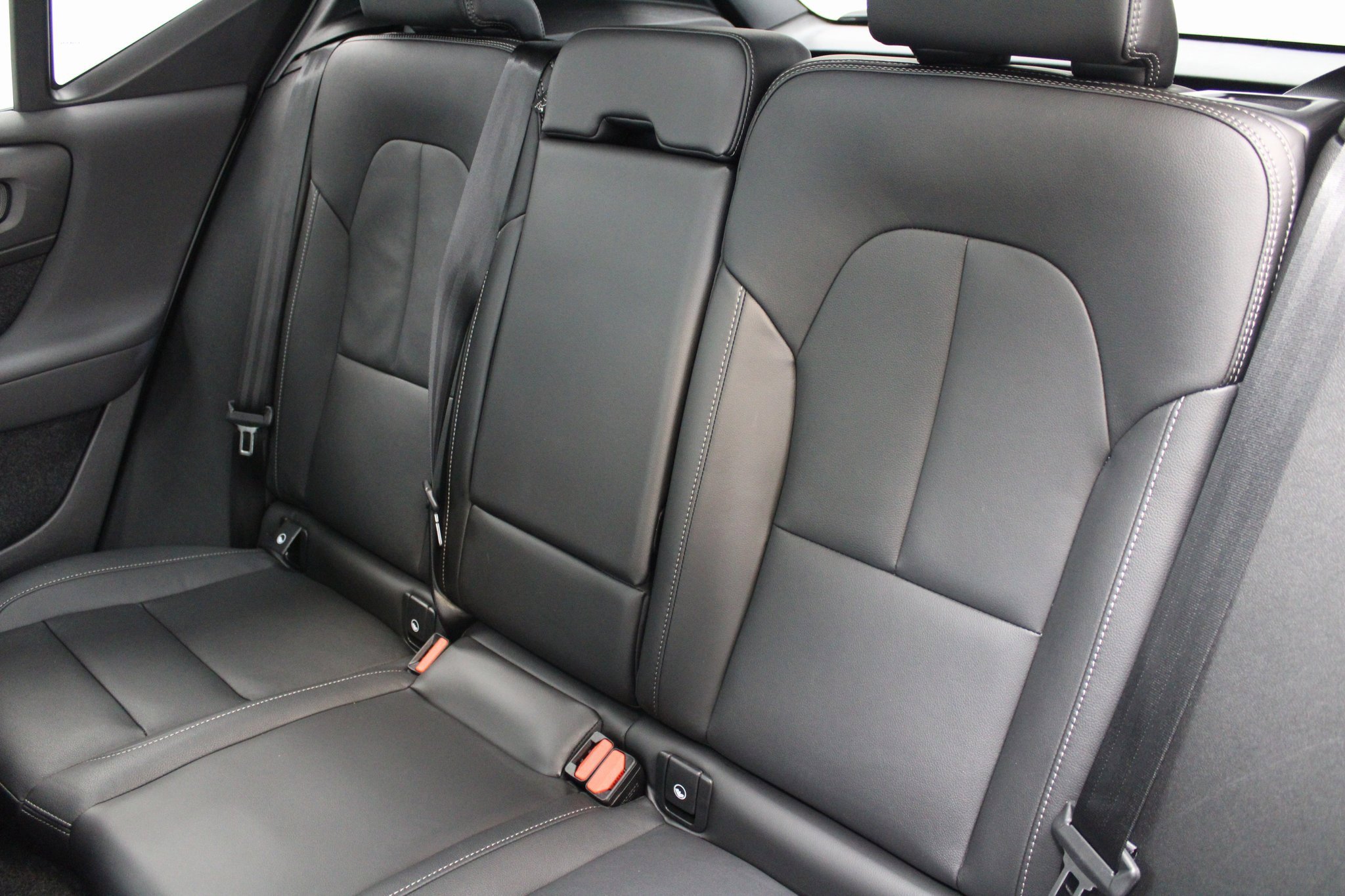 Used 2025 Volvo XC40 B5 Plus image 16