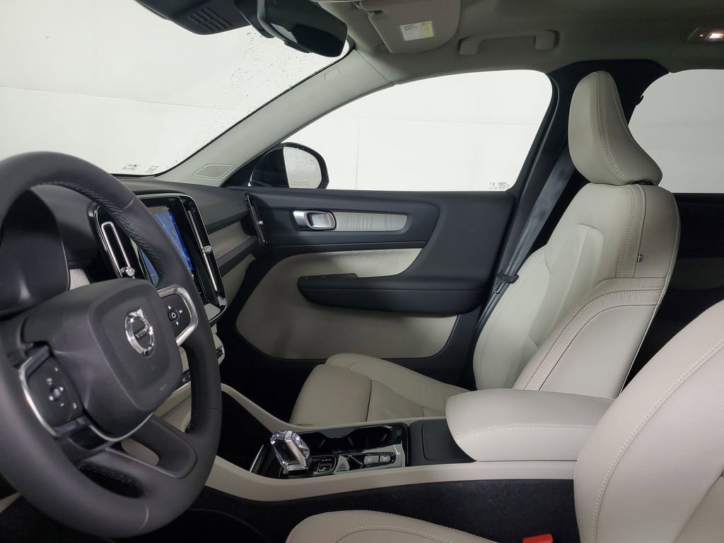 Certified 2023 Volvo XC40 B5 Plus w/ Protection Package Premier AWD/4WD image 24