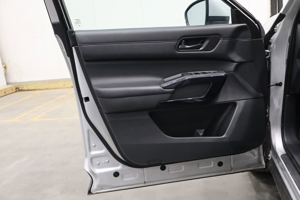 Used 2024 Nissan Pathfinder SV image 17