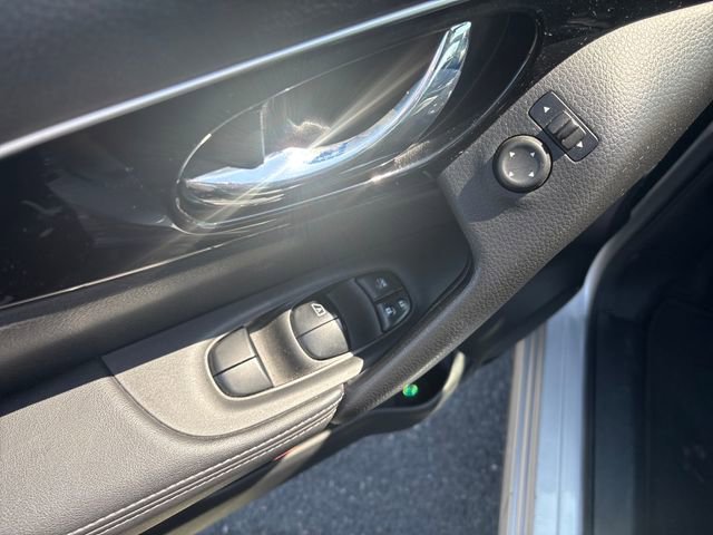 Used 2017 Nissan Rogue Sport SL w/ SL Premium Package image 16