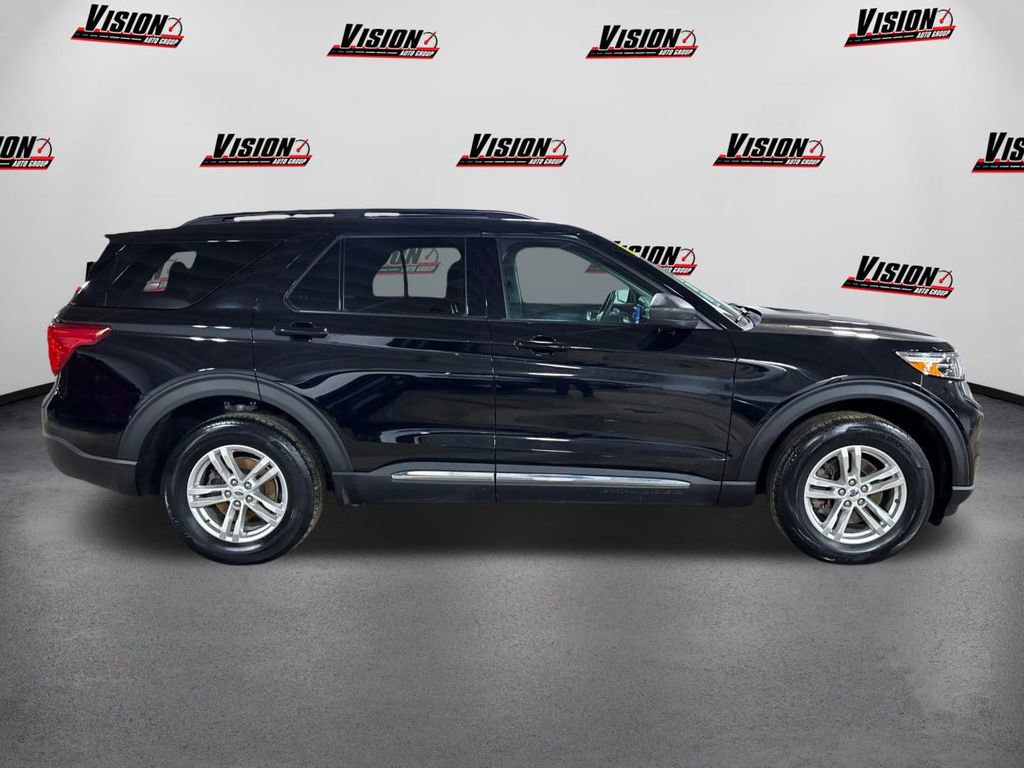 Used 2023 Ford Explorer XLT image 4
