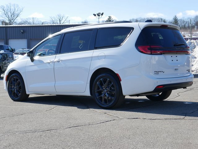 Used 2023 Chrysler Pacifica Limited w/ S Appearance Package image 4