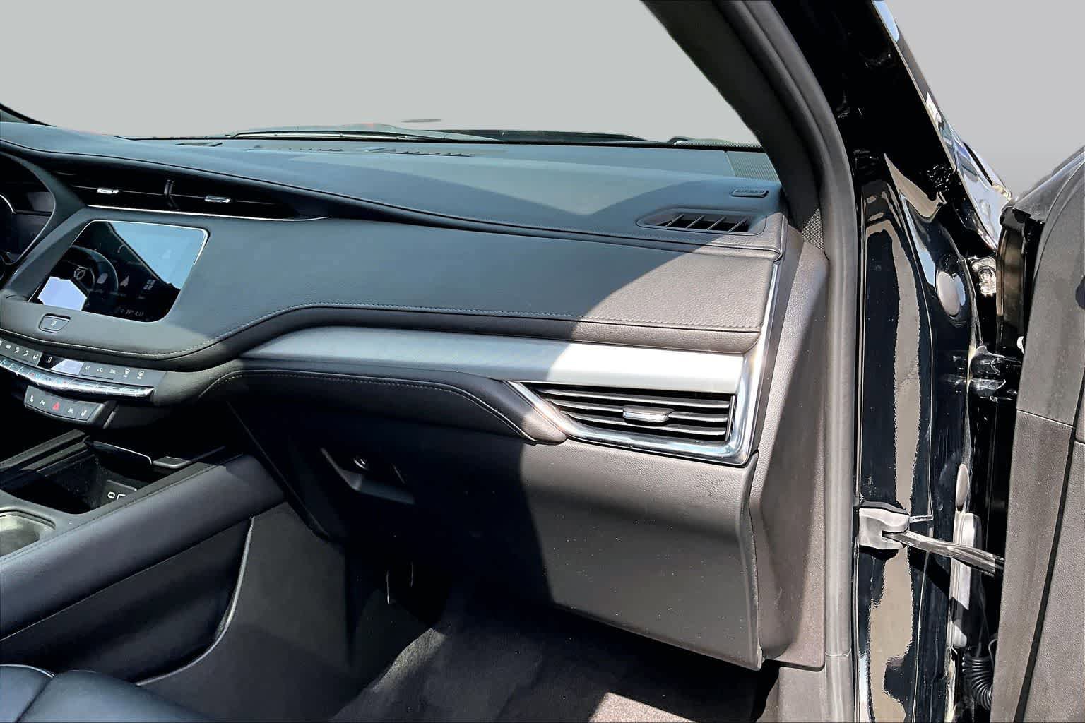 Used 2023 Cadillac XT4 Premium Luxury w/ Cold Weather Package FWD image 18