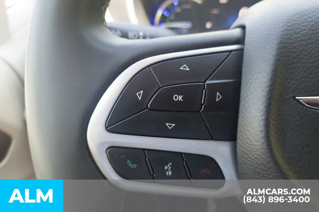 Used 2023 Chrysler Pacifica Touring-L image 29