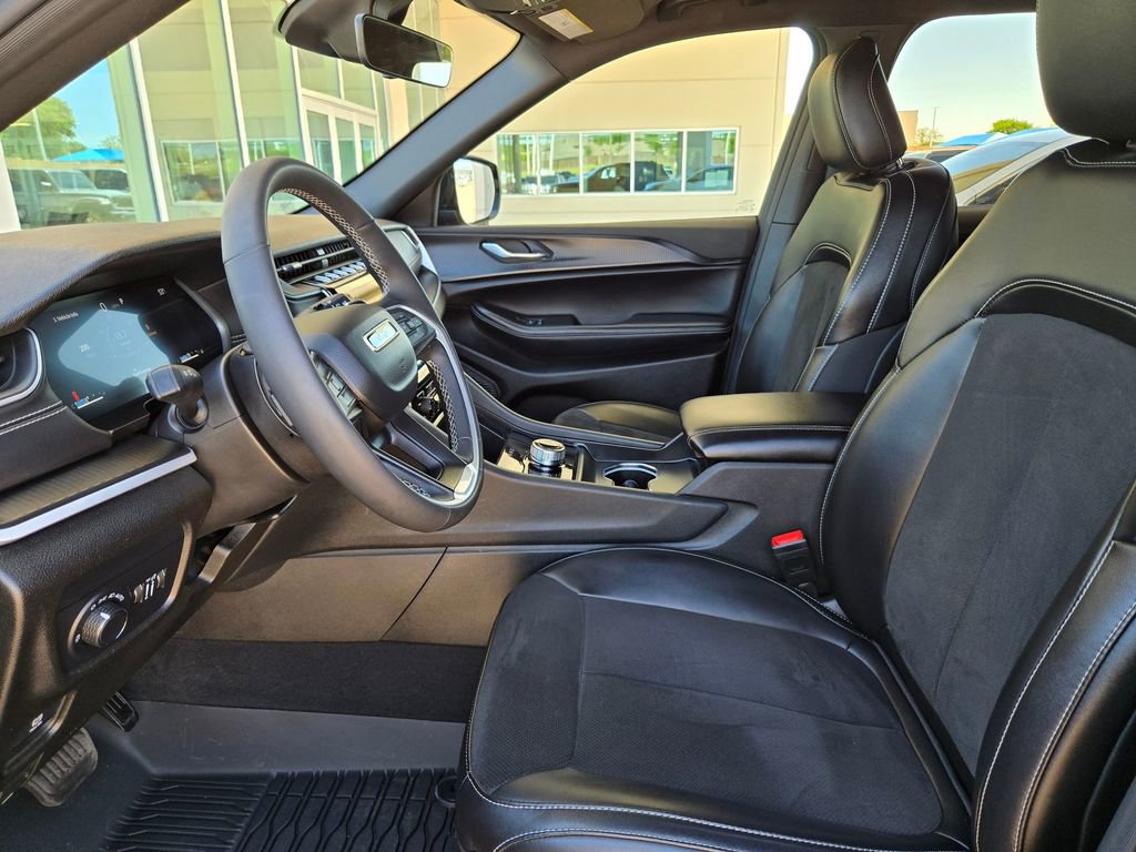 Used 2025 Jeep Grand Cherokee Altitude AWD/4WD image 9