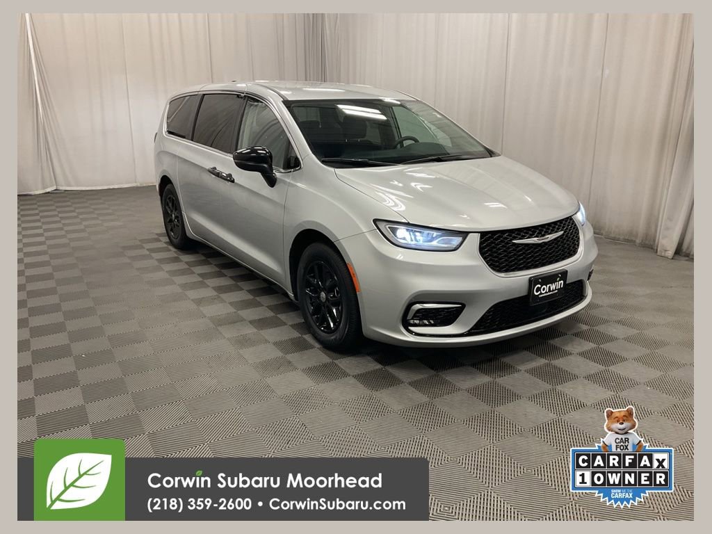 Used 2023 Chrysler Pacifica Touring-L image 1