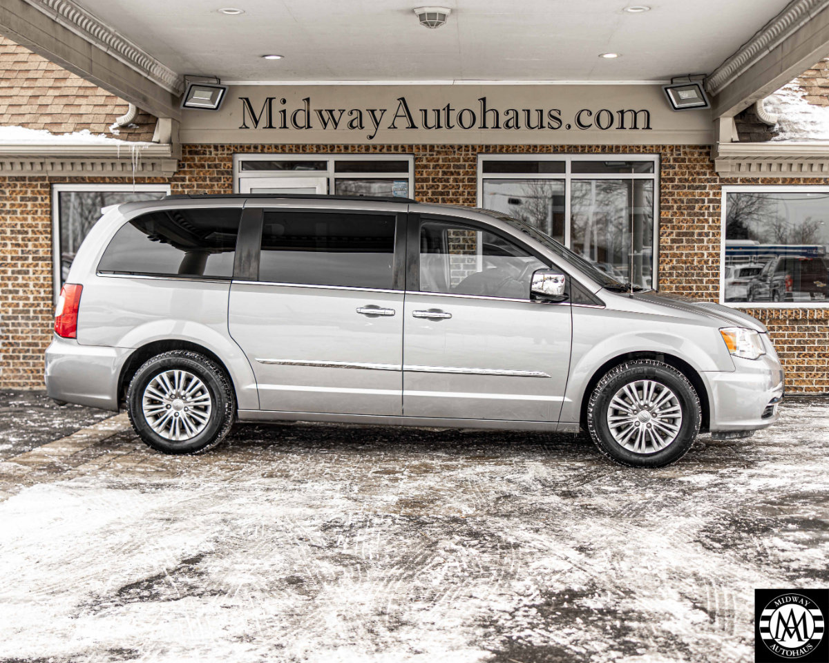 Used 2015 Chrysler Town & Country Touring-L w/ Driver Convenience Group image 7