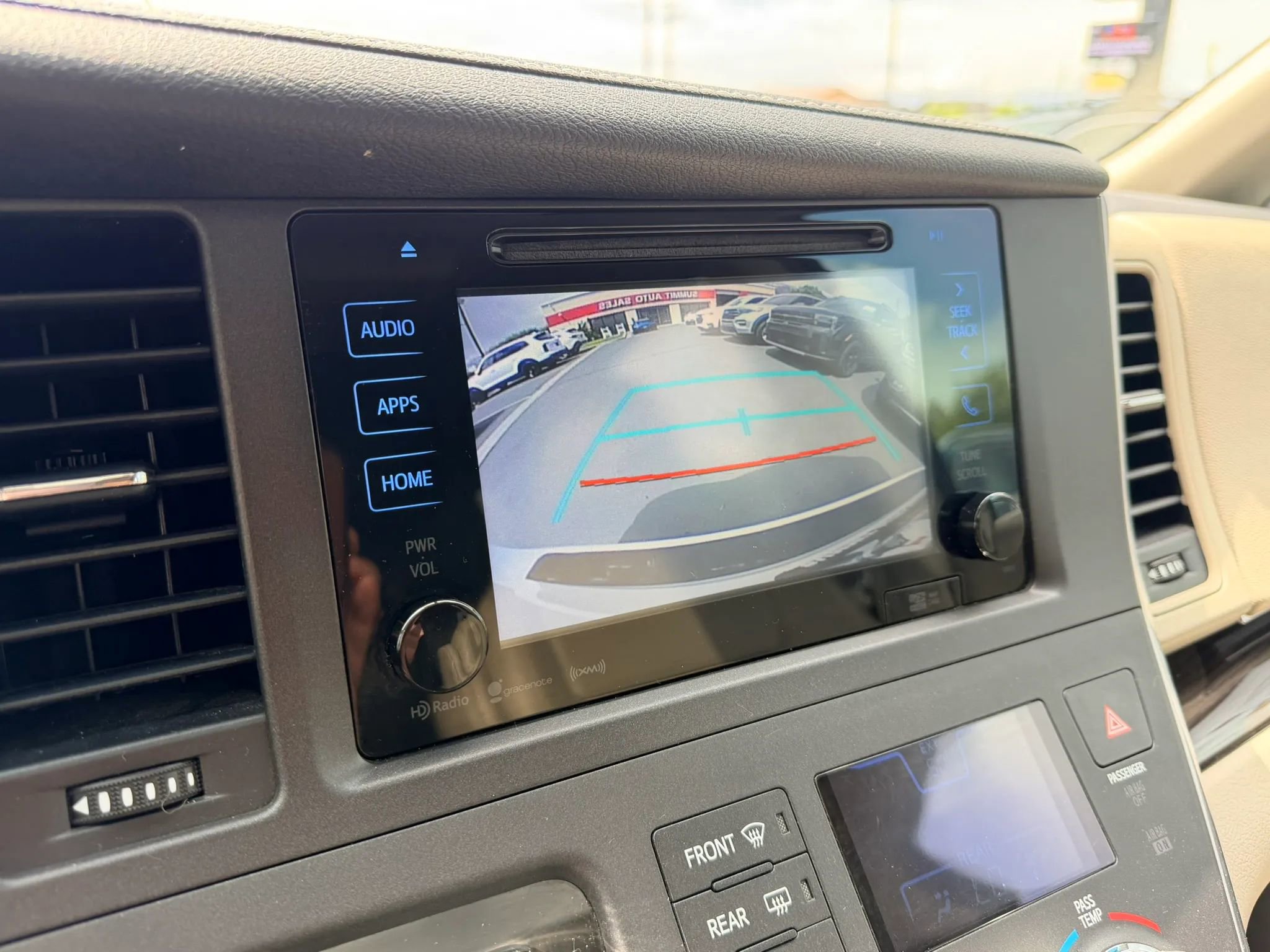 Used 2016 Toyota Sienna XLE Premium FWD image 18