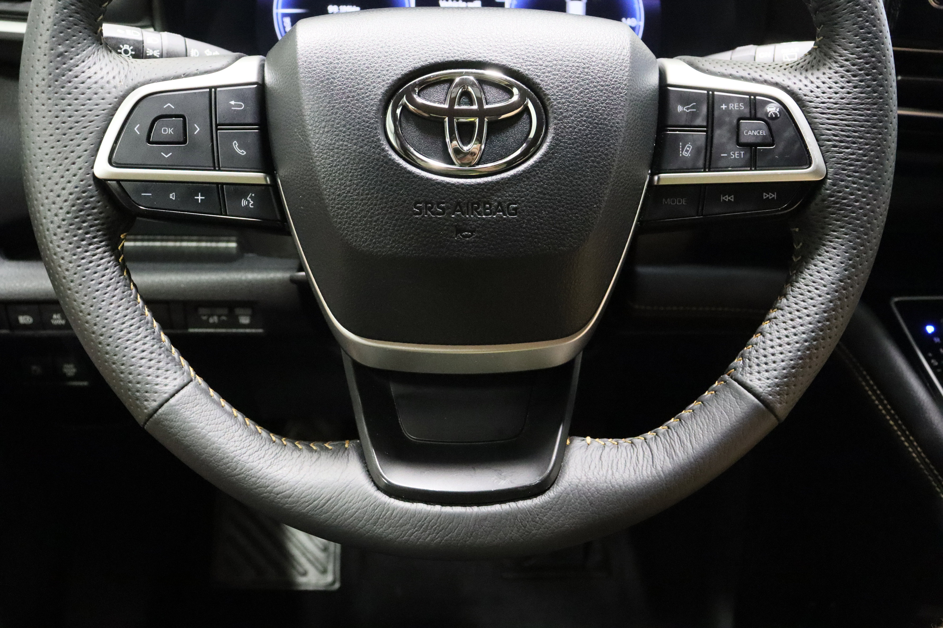 Used 2025 Toyota Sienna XLE Woodland Edition image 26