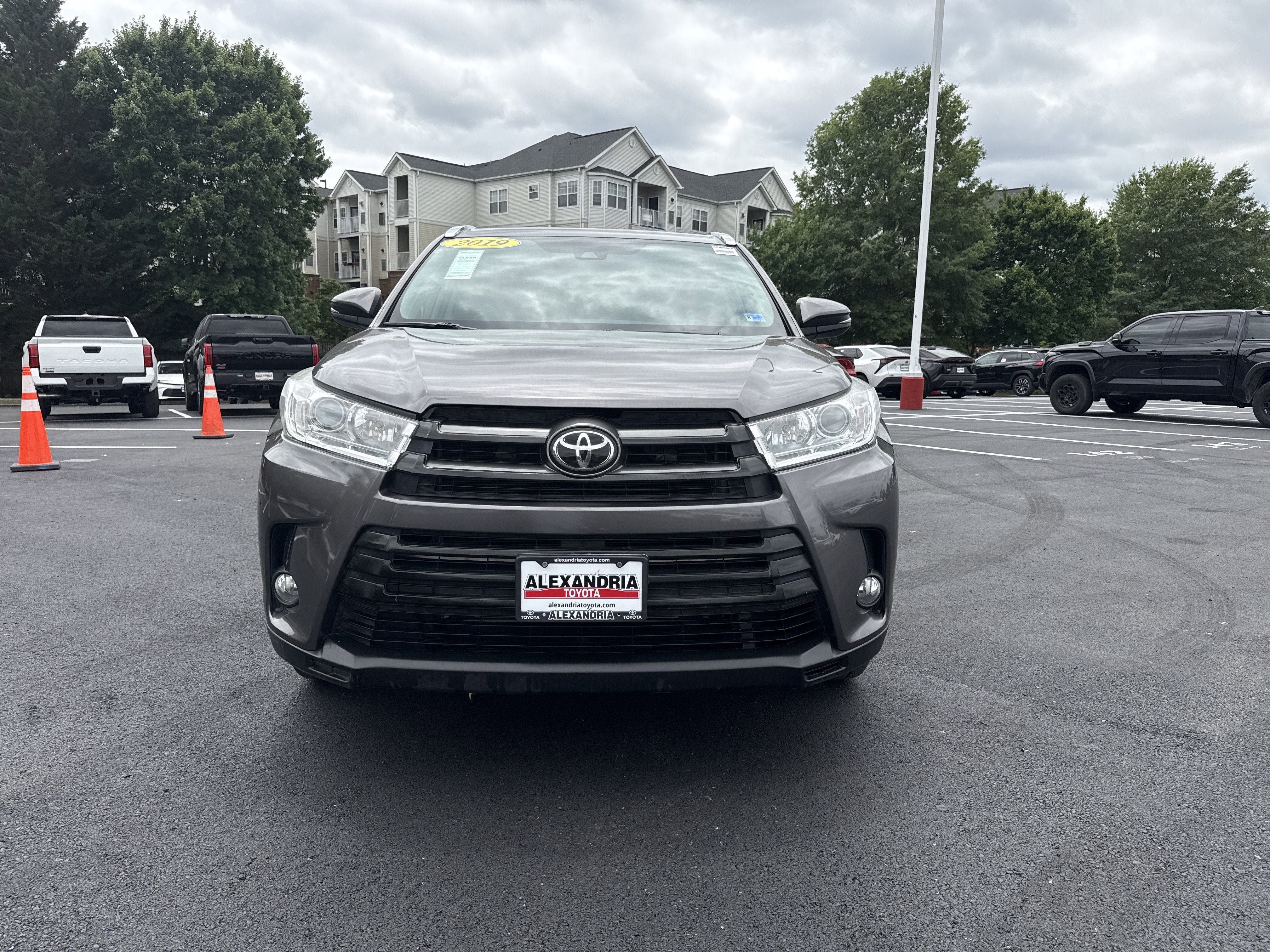 Used 2019 Toyota Highlander XLE AWD/4WD image 3