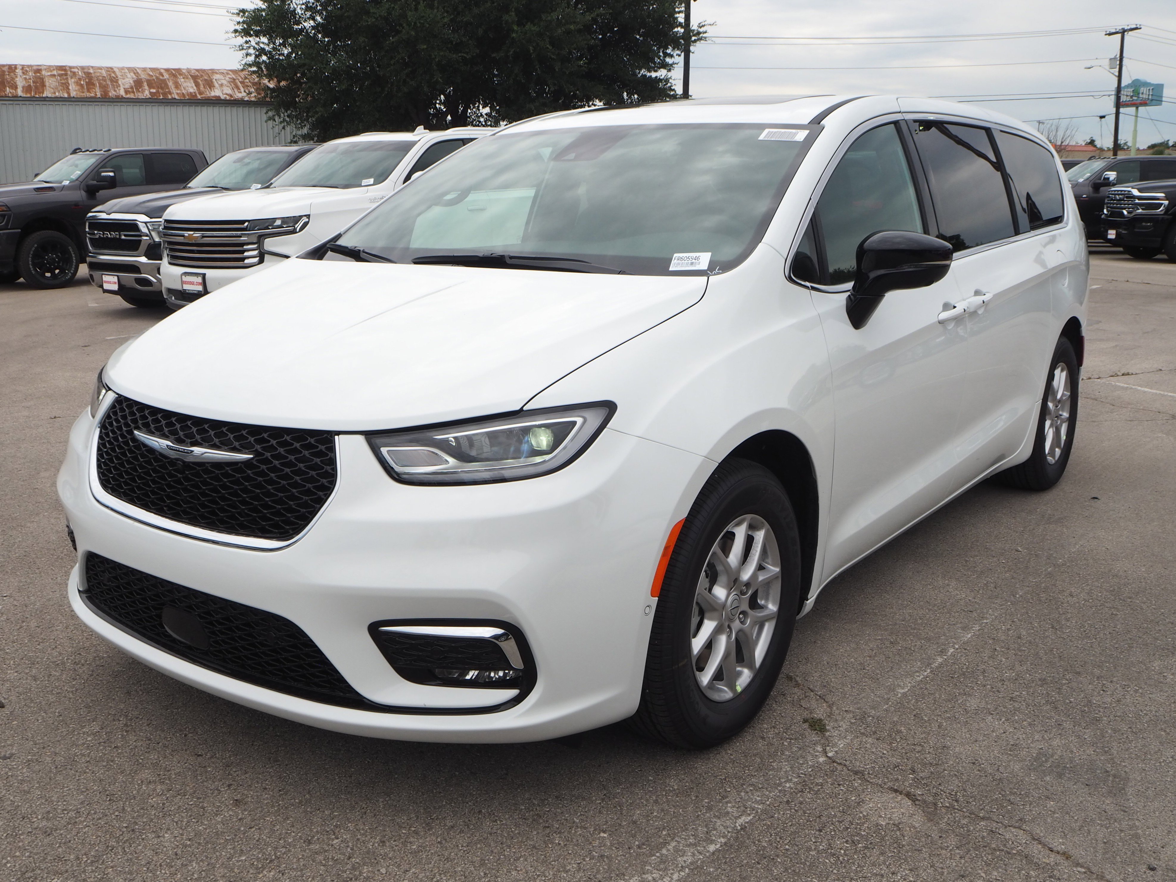 New 2025 Chrysler Pacifica Select w/ Uconnect Theater Family Group FWD image 2