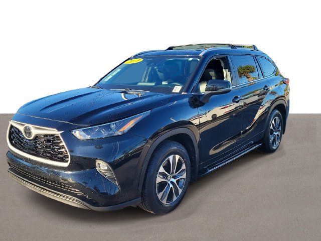 Used 2023 Toyota Highlander XLE FWD image 2