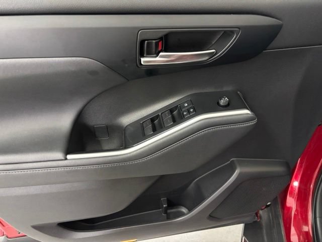 Used 2022 Toyota Highlander XLE FWD image 11