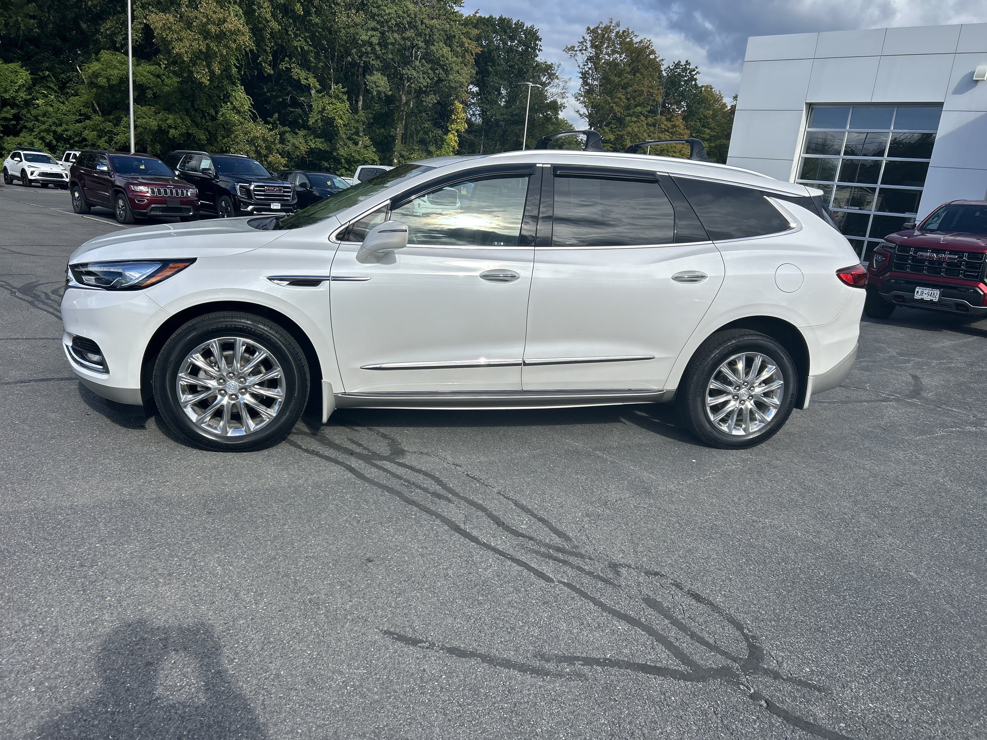 Used 2020 Buick Enclave Premium w/ Sun and Sites Package AWD/4WD image 2