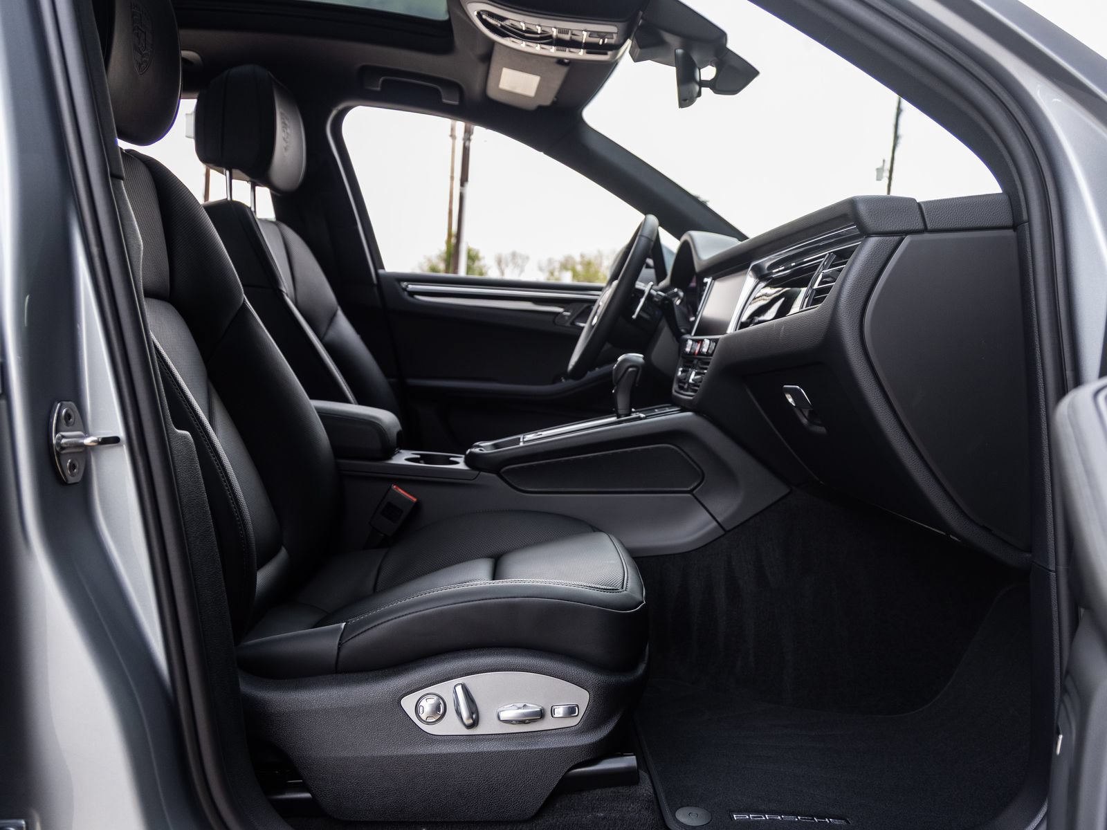 Certified 2026 Porsche Macan AWD/4WD image 44