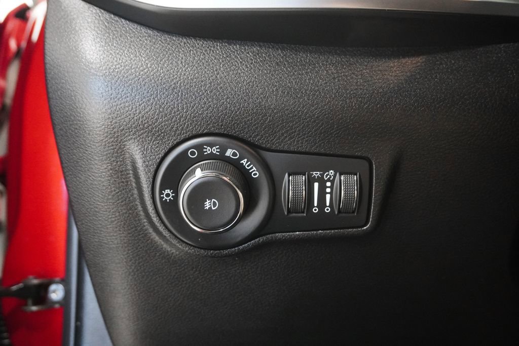 Certified 2025 Jeep Compass Limited w/ Sun & Sound Group image 16