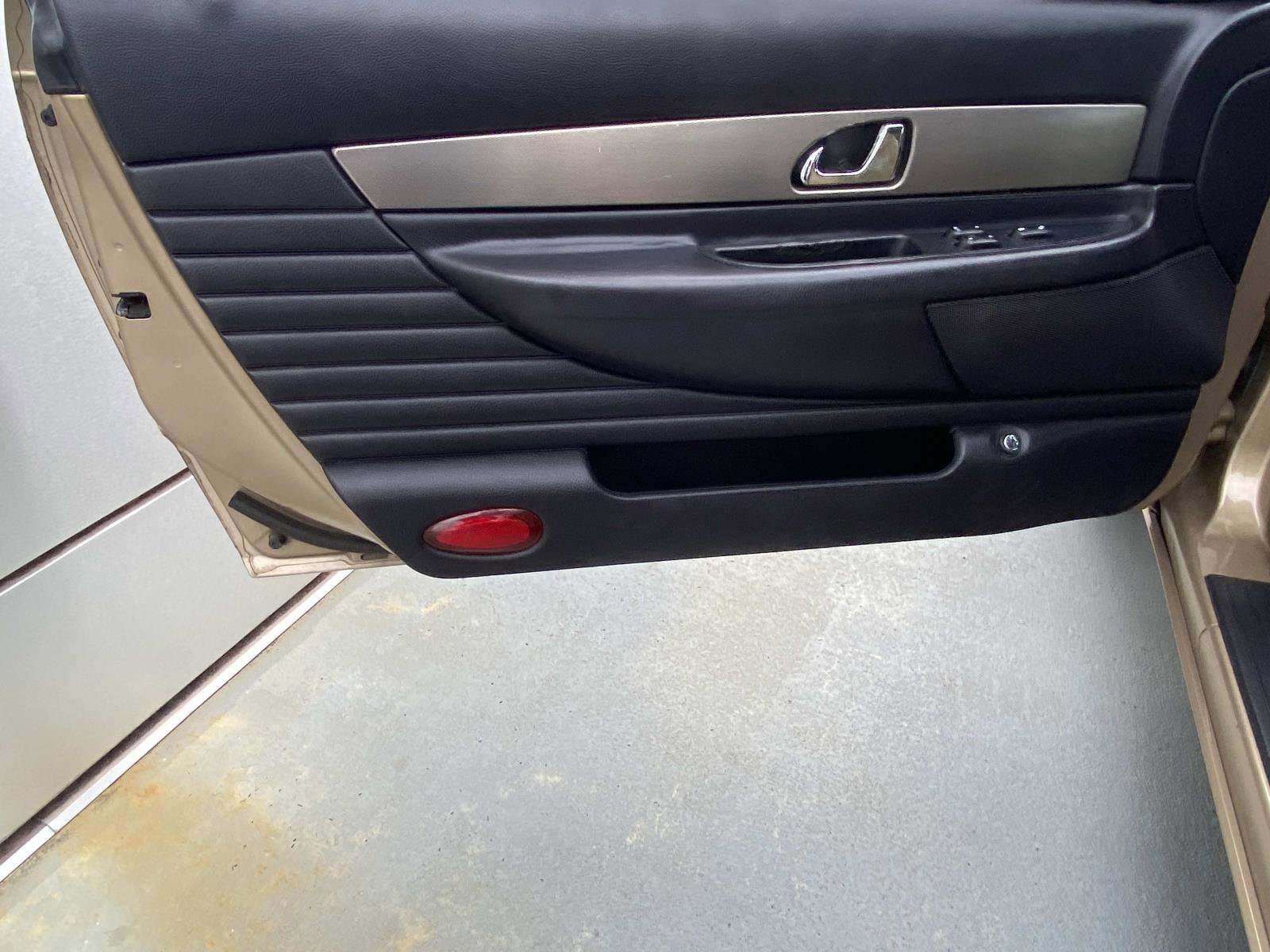 Used 2005 Ford Thunderbird image 12