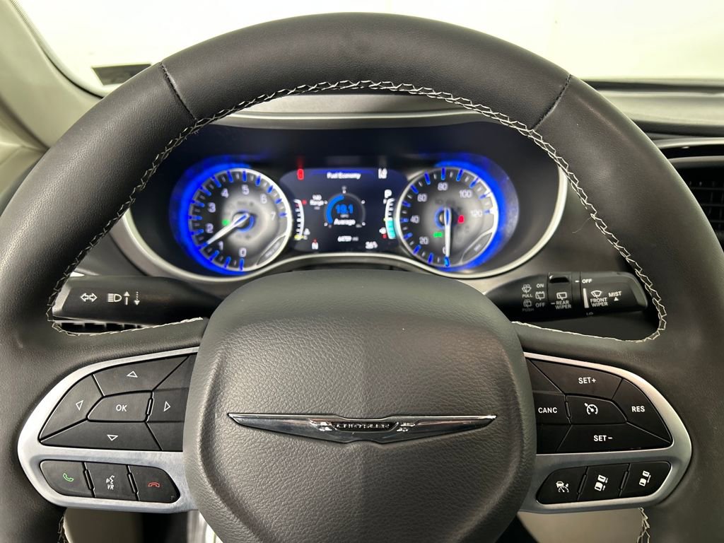 Used 2024 Chrysler Pacifica Touring-L image 13