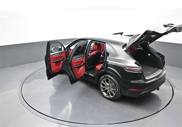 Certified 2023 Porsche Cayenne Platinum Edition image 28