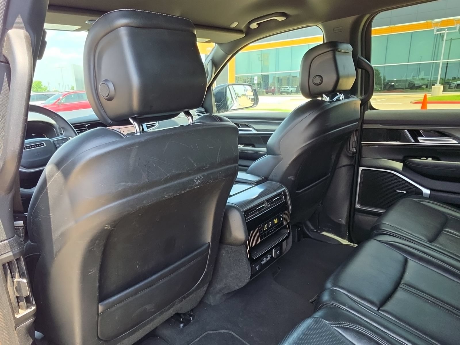 Used 2024 Jeep Wagoneer Series II w/ Flexible Seating Group RWD image 17