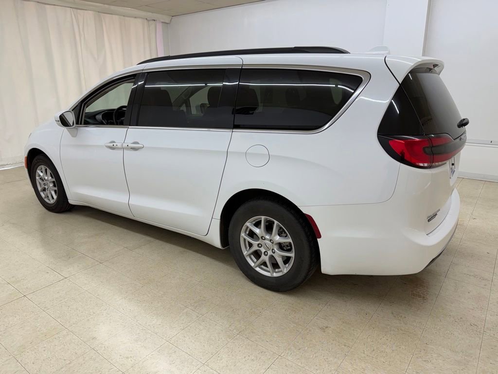 Used 2022 Chrysler Pacifica Touring-L FWD image 3