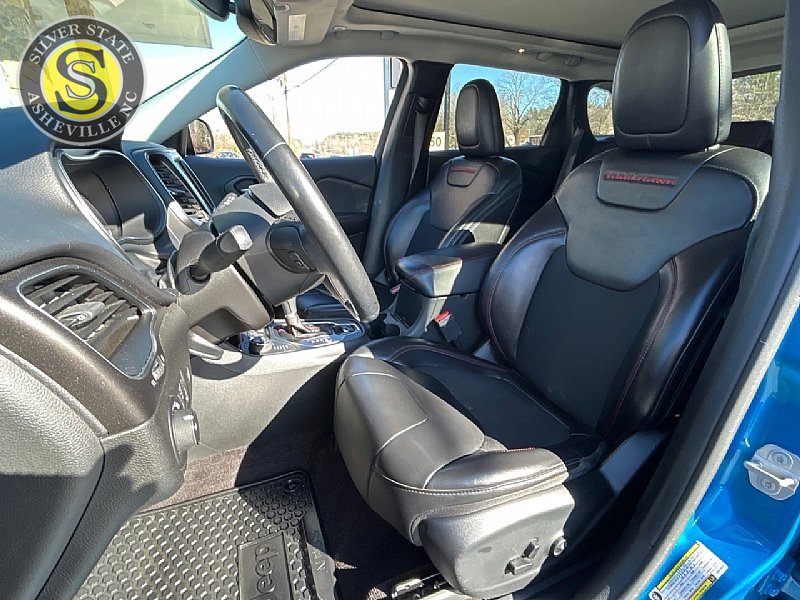 Used 2019 Jeep Cherokee Trailhawk w/ Comfort/Convenience Group AWD/4WD image 12